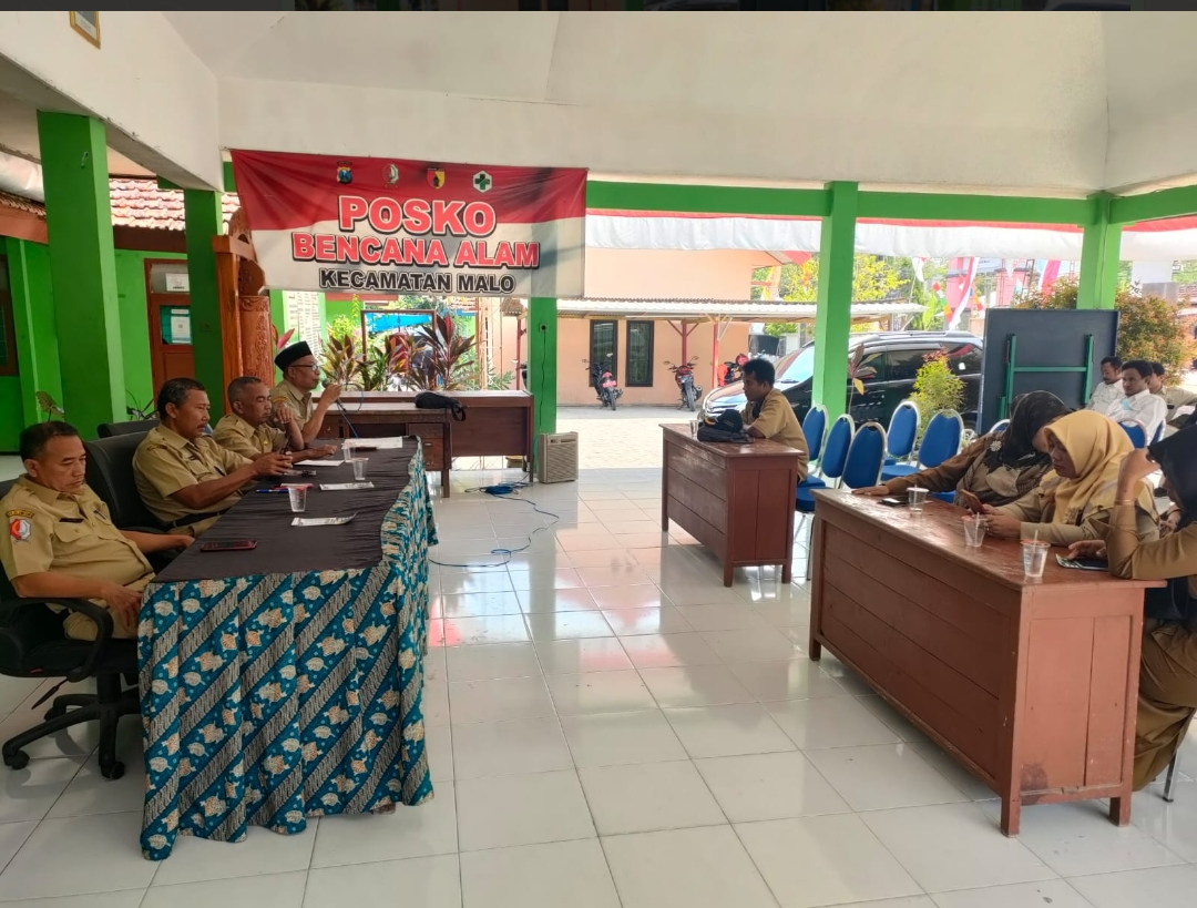 Rapat koordinasi dengan sekdes