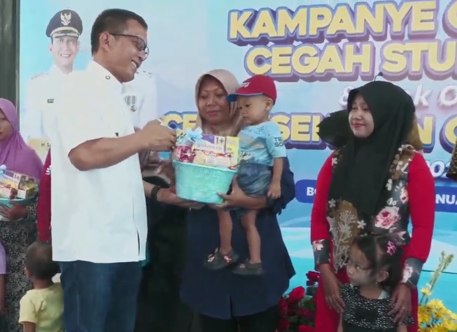 penyerahan bantuan PMT oleh bupati