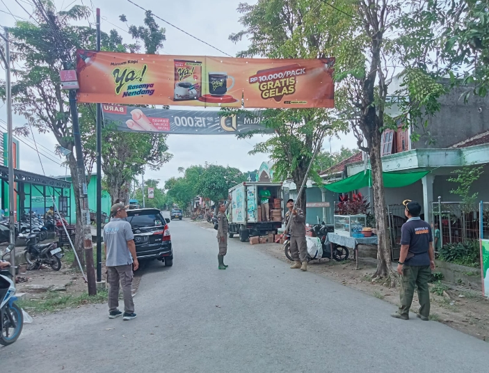penertiban pemasangan spanduk di jalan