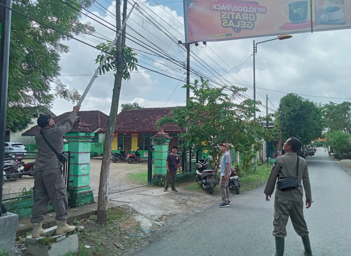 penertiban pemasangan spanduk di jalan