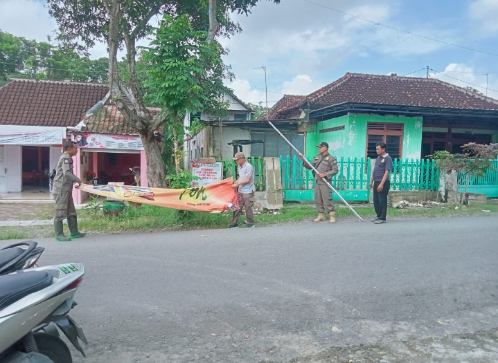 penertiban pemasangan spanduk di jalan