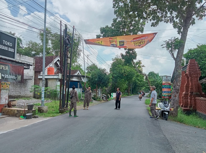 penertiban pemasangan spanduk di jalan